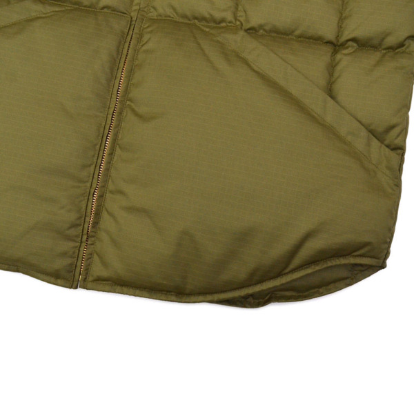 COMFORTABLE REASON /// Rip-Stop Down Vest Olive 02