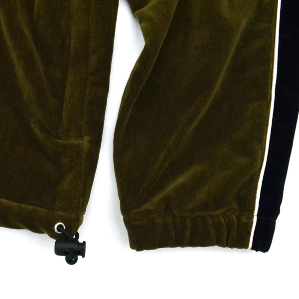 COMFORTABLE REASON /// Velvet OP Neck Olive 03