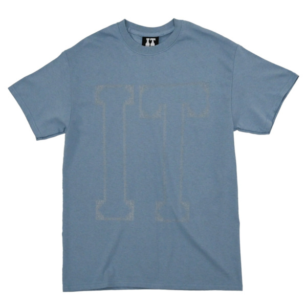 IT /// COLLEGE S/S TEE. Stone Blue 01