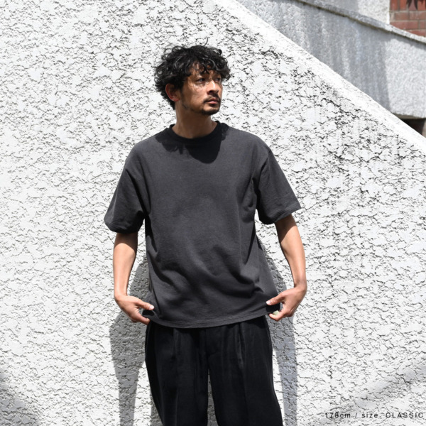 SUPPLY /// Classic Fit Tee Charcoal 05
